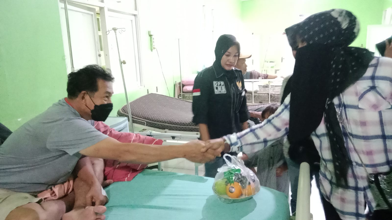 Srikandi Laskar Banua Borneo Menjenguk Warga Kotabaru yang Sakit,  Memberikan Harapan dan Semangat Kepada Pasien